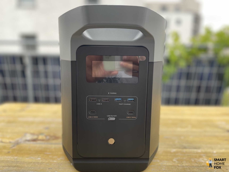 Die Vorderseite des EcoFlow Delta 2 Max mit den USB-Anschlüssen und dem Display.